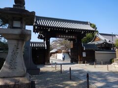 こちらは壬生寺
千年以上の歴史のあるお寺らしいですが、どうしてもあの新撰組との縁の方が気になってしまいますね。
近藤勇、土方歳三の胸像のほか、何名かの隊士が祀られているそうです。