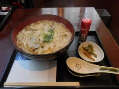 昼食は西本願寺の向かいの「いちょうや」でゆばそば。
優しいお出汁の温かいそばです。
十年近く前に来た時には確か、納豆ゆば丼をいただきました。