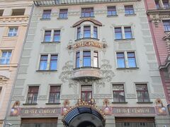 明日の駅での動線確認も済ませ、腹ごしらえもできたので、次の目的地「市民会館」に向かいます。
この写真は、その途中にある、アール・ヌーヴォー建築のホテル「ホテルツェントラル」です。駅から歩いて10分ちょっとです。プラハのホテルにおけるアール・ヌーヴォー装飾の先駆けとなったホテルです。

【Hybernská 10】