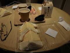 昼はホテルに戻って妻と合流
部屋で、どこかの有名店のたまごサンドでランチ。

この日はこの後部屋で休んでいました。
夕食も妻がどこかのお店で買ってきたお弁当で済ませました。
（写真は撮り忘れ）