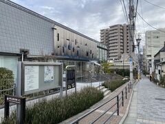 駅から7分ほど歩いたところにあるこちらは漱石山房記念館。
夏目漱石が晩年を過ごし「三四郎」などを執筆した旧宅の後に建つ記念館です。