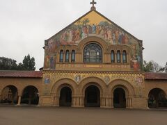 大学の中心部にあるLeland Stanford Jr Memorial Church
要するに、大陸横断鉄道で巨大な富を得たStanford氏の息子が早世して、それを追悼して全財産を投じて作ったのがスタンフォード大学で、その息子のMemorialという意味でのMemorial Church。  大学記念教会というのは誤訳
