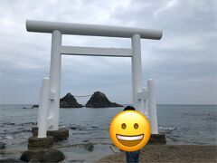 糸島にある「桜井二見ヶ浦」です。お天気は曇り空でいまいちでしたが、観光客でにぎわってました。
他にもレザーアイテムの店を見たり、ご飯を食べたりして博多の街に戻りました。
