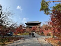 9時30分。南禅寺の三門画見えて来ました。京都三大門の1つ。別名天下竜門。現存する門は、寛永5年(1628年)に、藤堂高虎が大坂の陣の際に、倒れた家来の菩提を弔うために再建したもの。