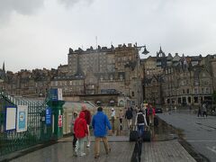 　ノースブリッジを渡ります。橋の下がエジンバラ・ウェイヴァリー駅。駅名はサー・ウォルター・スコットの歴史小説「ウェイヴァリー」から採られました。