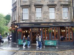 　広場に面したフィドラーズ・アームへ。毎晩スコットランド音楽のライブをやってるパブです。