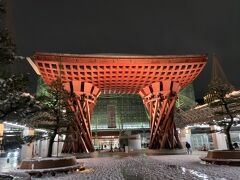 　金沢駅です。少し雪も積もっていて、写真撮っている人多かったです。