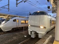 　敦賀駅で下車します。
　隣のホームには、これから乗る金沢行き「おはようエクスプレス」が停車しています。