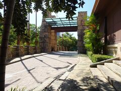 ホテルスタッフに「ターミナル２１パタヤ」へ行きたいので、タクシーをお願いすると、徒歩で１５分もあれば行けるよーって。

それなら歩こう～ってことに♪。
実際、１２分ほどで行けました！。

ホテル脇を通って行きます。。。