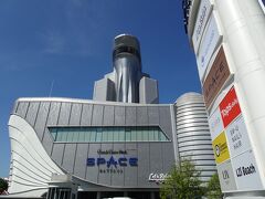 こちらは「グランデ センター ポイント スペース パタヤ」。

昨日の夜、お部屋へ戻るときに見えたホテルだ！。
パープルにライトアップされていたな！。

宇宙船のようなホテルなのかな？！。