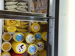 にこ淵から高知タウンまでの帰り道に道の駅を発見！
高知と言ったらアイスクリームならぬアイスクリンらしい。
色々な種類がありました。