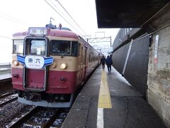 直江津から２駅目の有間川駅に運転停車。
スイーツはあと回しにして、降りてみた。