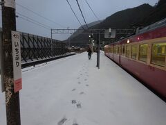 雪のせいか、みんなあんまり降りてこないですねえ。
さっきの急行１号の時はみんな降りてきたけど。