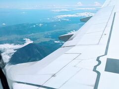 飛行機乗るといつも富士山を探してしまいます。
夏山で雪はないから、意外と見つけにくいものです。