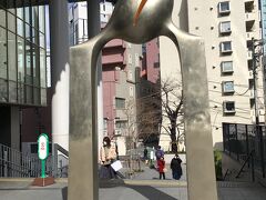 文化センターの屋外に、今日の目的である、安田侃の彫刻作品が設置されています。
珈琲豆に似た物体が載った、ゲートのようなパブリックアートでした。
タイトルは「帰門 Door of Return」、2010年作品になります。
