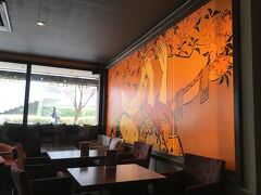 数年ぶりにカフェに入ると、以前入り口近くにあった黒い馬の像は奥に移動していました。
店内の壁には、石川豊信の「桜に短冊を結ぶ娘」が展示されていました。
