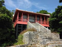 末吉公園を上のほうまで歩き、末吉宮跡に到着。跡となっているのは、沖縄戦にて破壊されてしまったため再建されたからですが、そのようには思えないほど、見事な石垣の橋・階段がありました。ここから見る景色もまた絶景でした。聖地であることを実感できるところです。