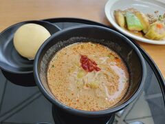 香港に来たらキャセイのラウンジウイングで担々麺。
この量がちょうどいい。
ここは明るいから好き。