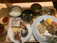 翌日の朝食は前に泊まったアパホテルに入っている水たきの華味鳥の朝ご飯が気に入ったので地下鉄に乗って食べにきた。
水たきも食べれるし惣菜も豊富でおすすめだ。