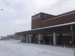 青森空港に着いたのは予定より5分遅れの9時10分。
空港から外に出て一面の雪に感動。
天気はあいにくの曇天。雪もパラパラと。