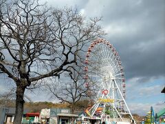 若い太陽の塔は日本モンキーパーク内にあり見るためには入園料が必要です。