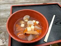 外に出て、 月山山麓の家の仮設テントで各地の雑煮を売ってたので買って食べました。私が選んだのは写真の広島雑煮￥４００でした。