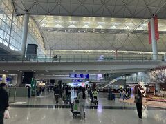2時間半のフライトで香港国際空港に到着。
10年前に一度訪れていますが、当時は無数のコピー商品と超高層摩天楼、どのメシもマズい…という印象でした。
さあ今回で印象がどう変わるのか楽しみですd
空港からはエアポートエクスプレスで九龍駅まで。