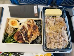 東京駅から新幹線に乗って出発です。
のり弁とすき焼き重。いつも同じものを買います。