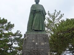 高知市のシンボル・坂本龍馬像！！

龍頭岬にあり太平洋を見すえている。
昭和３年(1928年)に、
地元の青年達が県下を募金行脚し、
ついにこの日本一の銅像を建立した。
総高は13.5ｍになる。
