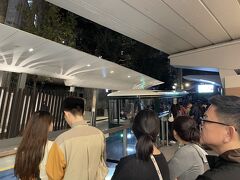 以前にもましてピークトラムが人気になり、夕暮れすぎると大行列になると聞いたが、月曜日のためかそこまで並ばずにトラムに乗ることができた。片道なら32HKD、往復だと45HKD。帰りは香港駅までバスで帰りたかったので、片道のチケットを購入