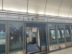 20:40に電車に乗り込み、21:05に香港空港に到着