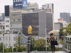 JR名古屋駅→岐阜駅
岐阜駅に着きました。黄金の信長様が迎えてくれました。