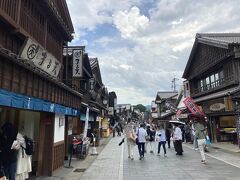 浦田橋近くの駐車場に車を預け、おはらい町（伊勢街道）を歩いて内宮に向かいます。

COVID-19の5類移行から、人通りも戻ってきたように思えますが、まだ外国からの訪問者の回復には、もう少し時間がかかりそうですね。