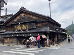 目的の赤福氷は、こちら赤福本店の向かい側にある、おかげ横丁の赤福で販売しているようです。