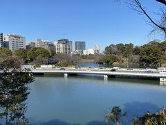 千鳥ヶ淵とその上を走っている首都高速道路。