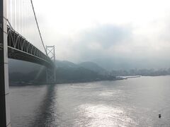 雨に煙る関門橋。山口県を抜けやっと九州に入ります。生憎の雨模様で気温も低い。ただ空は所々で明るくなっているようです。