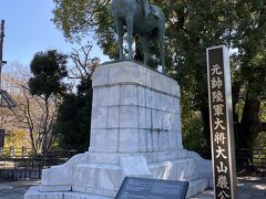 田安門手前にある大山巌像。
西郷隆盛・従道の従兄弟にあたり、初代陸軍大臣、日清日露戦争で日本の勝利に貢献した人物です。