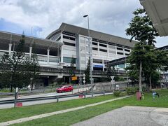 バスターミナル直結の
KLIA Express / Transit（鉄道）の
Bandar Tasik Selatan駅に移動してきました

ここから電車でプトラジャヤを目指します
スーツケースはバスターミナルの
コインロッカーに預けてきました

写真は駅から見たTBSターミナル