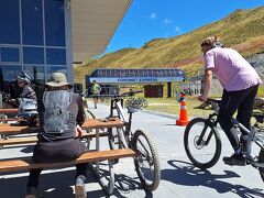 4日目、この日はマウンテンバイクMTBのダウンヒルを楽しむためにコロネットピークスキー場 Coronet Peak Ski fieldへ行きます。冬のスキー場は夏のMTBのダウンヒルコースになっています。

10時発の行きのシャトルバスでクイーンズタウンからコロネットピークへ到着。リフトチケット(NZ$69)に片道バスが無料で付いてきます。不思議なのは帰りのシャトルバスが無いのです。チケットを買った時に街の店で訊くと、帰りは殆ど下りか平坦なのでバイクで漕いで帰ってこいと(13km)。まあ利用客は殆ど地元民で車で行くのでしょう。地元民ばかりで観光客は殆ど見かけません。

夏のクイーンズタウンでMTBダウンヒルできる場所は2ヶ所あります。このコロネットピークか街中にあるスカイラインゴンドラで登るバイクパークです。観光客にとってバイクパークの方が遥かに便利です。コロネットピークは広大な景色を楽しめますが、バイクパークは森の中で美しいワカティブ湖を一望できます。2011年に私はバイクパークも走りましたが、全く違う体験です。