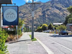 山を舗装道路で降りて1kmほどで最寄りの町アーサーズポイント Arthurs Pointに着きます。ご覧のように温泉があり、スキーまたはマウンテンバイクを楽しんだ後は湯に浸かる事もできます。しかしプライベート入浴で1万円ほどしてインバウンド価格。日本の情緒が味わえるかは、私は試していないので不明です。歩道の奥の黒い枠がバス停で、ここが本日の実質上のゴール(リタイア)。