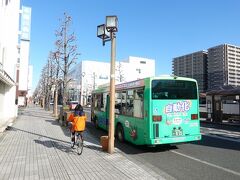 　次の目的地までは大した距離ではないのですが、２バス停だけ、佐賀市営バスに乗りました。無料だからこその気軽さです。
　運賃収受がないので前後扉から乗降できて、信用乗車のヨーロッパのバスのよう。
