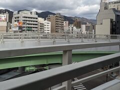 神戸の街並みを見ながら走って行く。