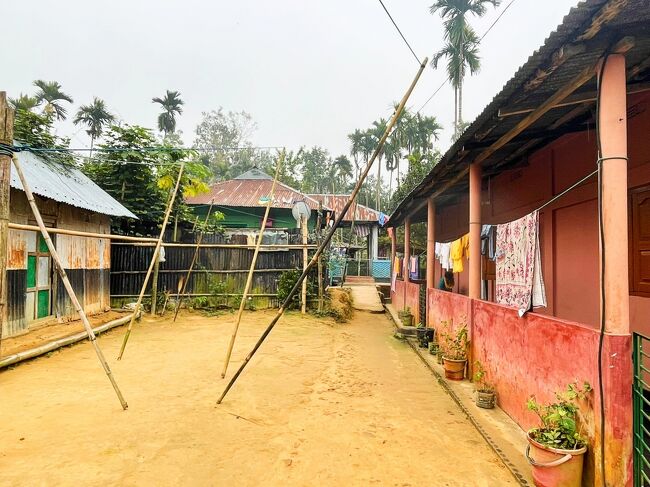 カシア族の村へ潜入。<br />カシア族はキリスト教で女系一族とのこと。<br />男性は皆マスオさんだそうです。