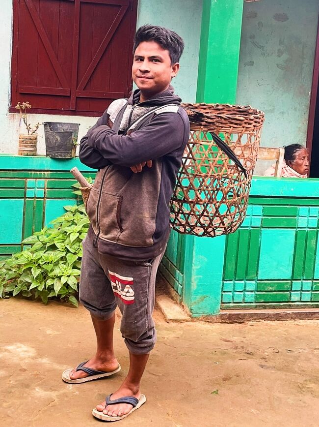 今からパーンの葉を収穫に行かれる若者。<br />後ろに映っているお祖母ちゃんはゴッドマザーっぽい。