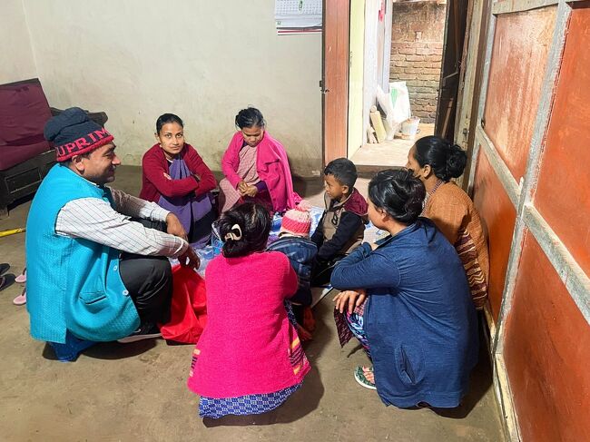 お家の中ではセールスマン(左)が何かを販売中。<br />女性に決定権があるのかお子ちゃま以外は皆女性です。<br />彼らは独自の言語を話されているそうですが、<br />Razbeさんのベンガル語も理解されています。