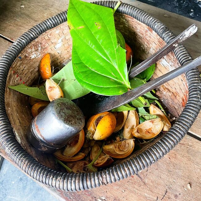 バルコニーに置いてあったパーン一式。<br /><br />昔インドで口から赤い血のような物を路上に吐き出される姿を<br />初めて見た時、結核の人が多い国？なんて思ったことがありました。