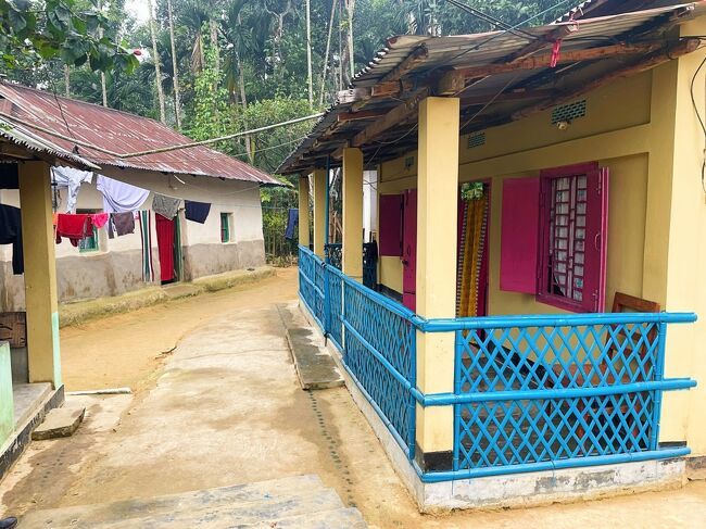 国立公園の中に村があるんですが、<br />元々カシア族がこの地に住んでいて、国立公園は後から指定。<br />外部とは閉ざされた環境で<br />ひっそりと暮らしておられる様子でした。<br />