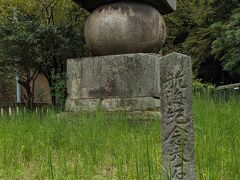 中世以前では日本最大の石塔です。
下から「地・水・火・風・空」の要素を表しているそうだが、おいしそうな串団子ににしか見えません。