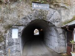 瀧廉太郎記念館から本町通りに抜ける廉太郎トンネルを歩くと、瀧廉太郎の曲がオルゴールで流れます