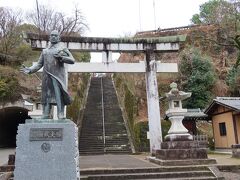 城下町交流プラザから田町通りを東に行くとトンネル脇に銅像が立つ鳥居があります。そこが広瀬神社